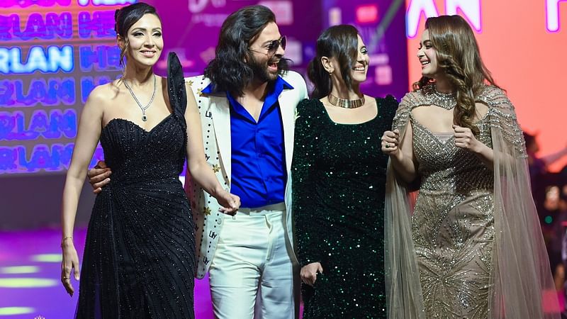 ‘লাগে উরাধুরা’ গানের সঙ্গে নায়িকাদের সঙ্গে পারফর্ম করেন অভিনেতা