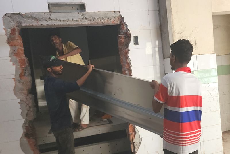 জালিয়াতি ধরা পড়ার পর রাজশাহী মেডিকেল কলেজ হাসপাতালের সেই লিফট অপসারণ করা হচ্ছে। আজ বৃহস্পতিবার দুপুরে হাসপাতালের আইসিইউ ইউনিটেছবি: প্রথম আলো