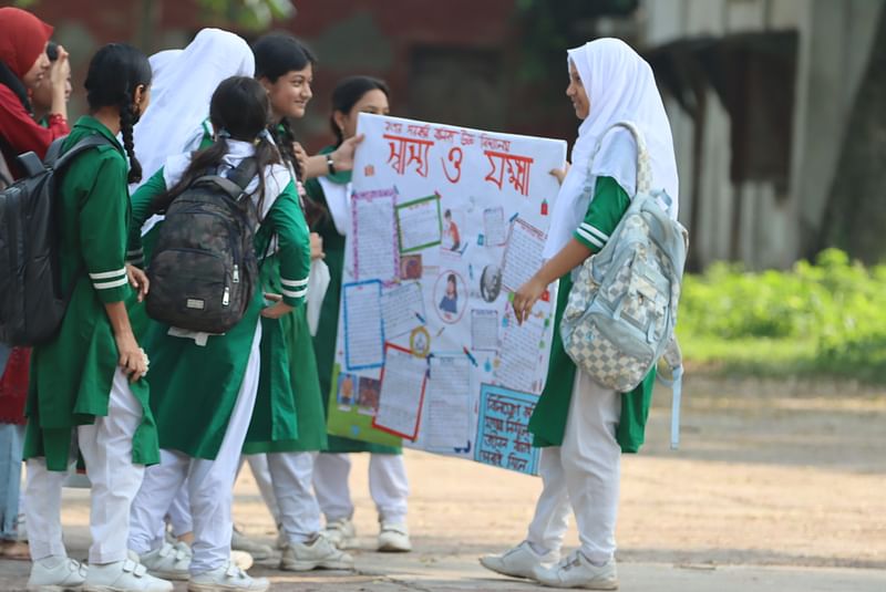 সকাল থেকেই দল বেঁধে রংপুর জিলা স্কুলে আসতে শুরু করে বিভিন্ন বয়সী শিক্ষার্থীরা।ছবি: প্রথম আলো
