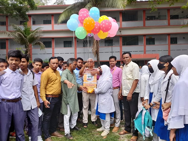 বেলুন উড়িয়ে স্বাস্থ্য অলিম্পিয়াডের উদ্বোধন করেন নীলফামারী সরকারি উচ্চবিদ্যালয়ের প্রধান শিক্ষক নলিনী কান্ত রায়। আজ শুক্রবার সকাল নয়টার দিকেছবি: প্রথম আলো