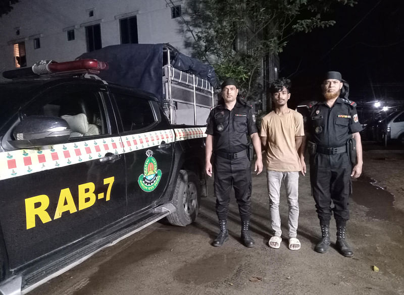২০২২ সালে ফিফা ফুটবল বিশ্বকাপ নিয়ে ফেনীতে বাগ্বিতণ্ডার জেরে দক্ষিণ কোরিয়া দলের সমর্থককে খুনের মামলার আসামি মো. সাকিবকে গ্রেপ্তার করেছে র্যাবছবি: সংগৃহীত