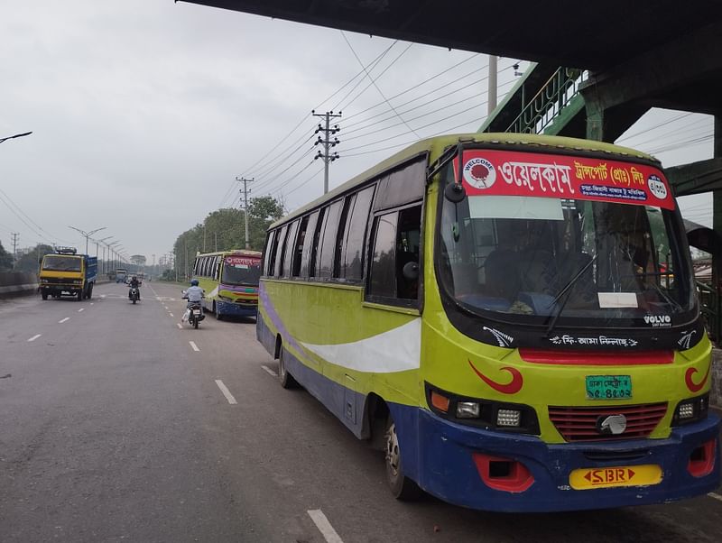 জাহাঙ্গীরনগর বিশ্ববিদ্যালয়ের এক শিক্ষার্থীকে মারধরের অভিযোগে চারটি বাস আটকে রেখেছেন শিক্ষার্থীরা। আজ মঙ্গলবার বিকেলে বিশ্ববিদ্যালয়ের প্রধান ফটকসংলগ্ন ঢাকা-আরিচা মহাসড়কেছবি: প্রথম আলো