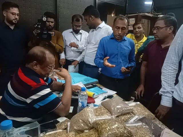 একবার আমদানি করা এলাচ পাঁচ দামে বিক্রির অপরাধে চট্টগ্রামের খাতুনগঞ্জের এ বি ট্রেডার্সকে এক লাখ টাকা জরিমানা করে ভোক্তা অধিকার সংরক্ষণ অধিদপ্তর। আজ দুপুরেছবি: সংগৃহীত