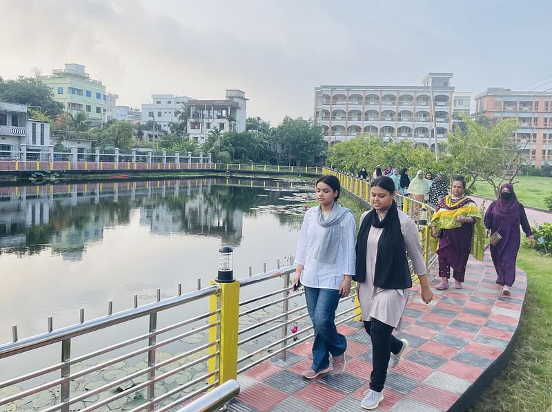 কোনো ধরনের আনুষ্ঠানিকতা ছাড়াই শুরু হয় ‘চলেন হাঁটি’ কর্মসূচি। প্রথম দিনে প্রায় ১০০ জন নারী-পুরুষ এতে যোগ দেন। আজ সকালেছবি: প্রথম আলো