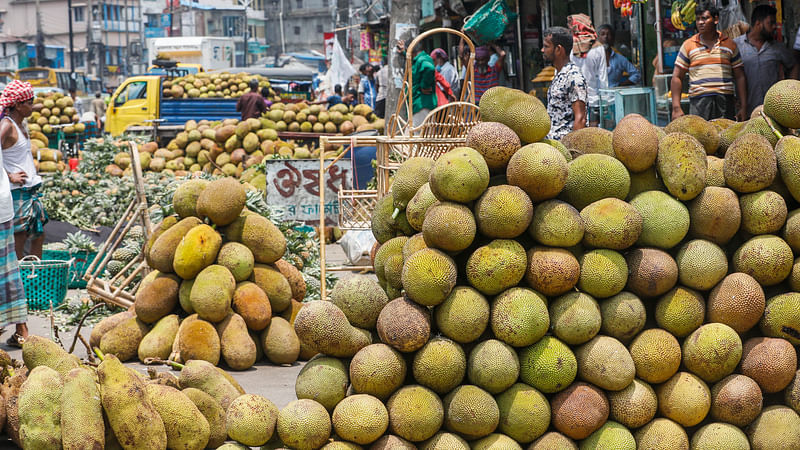 বিক্রির জন্য সাজিয়ে রাখা হয়েছে কাঁঠাল