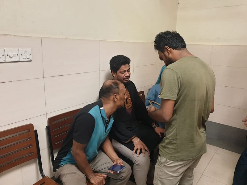 খবর পেয়ে হাসপাতালে ছুটে আসেন ট্রাকের ধাক্কায় নিহত কলেজছাত্রী শারমিন আক্তারের স্বজনেরা। আজ দুপুরে চট্টগ্রাম মেডিকেল কলেজ হাসপাতালেছবি : প্রথম আলো