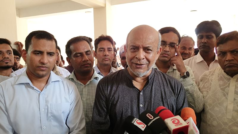 রেলপথমন্ত্রী জিল্লুল হাকিম সাংবাদিকদের সঙ্গে কথা বলেন। গতকাল শনিবার রাজবাড়ীর পাংশা উপজেলা চত্বরেছবি: এম রাশেদুল হক