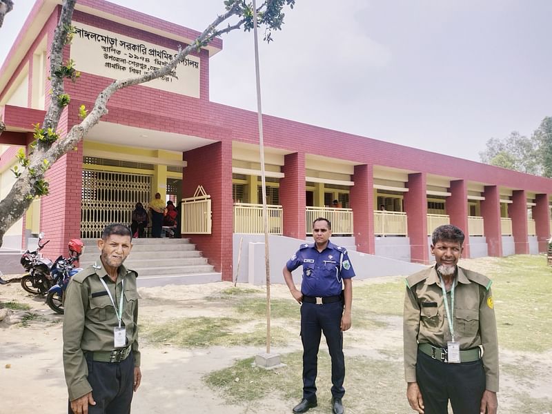 বগুড়ার শেরপুরে উপজেলার একটি ভোটকেন্দ্রে নির্বাচনসংশ্লিষ্ট কর্মকর্তা ও কর্মচারী ছাড়া তেমন ভোটার দেখা যায়নি। আজ বুধবার দুপুর ১২টার দিকে লাঙ্গলমোড়া সরকারি প্রাথমিক বিদ্যালয় কেন্দ্রের সামনে।ছবি: প্রথম আলো