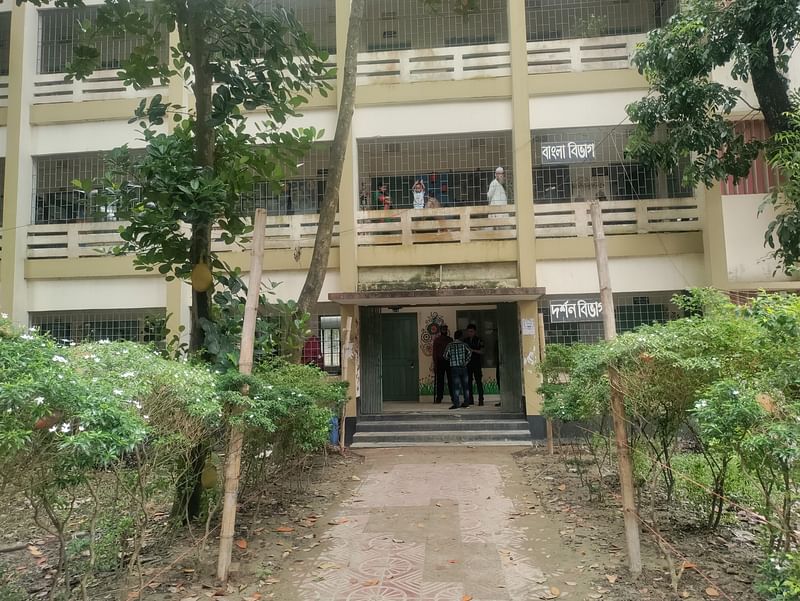 ব্রাহ্মণবাড়িয়া সরকারি মহিলা কলেজ কেন্দ্রে আজ বুধবার সকালে ভোটার উপস্থিতি নেই বললেই চলে। সকাল সাড়ে আটটার দিকে তোলাছবি: প্রথম আলো