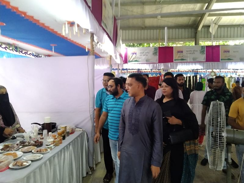 মেলার উদ্বোধন শেষে বিভিন্ন স্টল ঘুরে দেখেন ময়মনসিংহ সিটি করপোরেশনের মেয়র মো. ইকরামুল হক