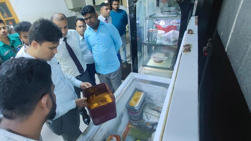 চট্টগ্রাম নগরের খুলশী এলাকায় বিভিন্ন রেস্তোরাঁয় অভিযান পরিচালনা করে চট্টগ্রাম জেলা প্রশাসন। আজ রোববার বিকেলেছবি: সংগৃহীত