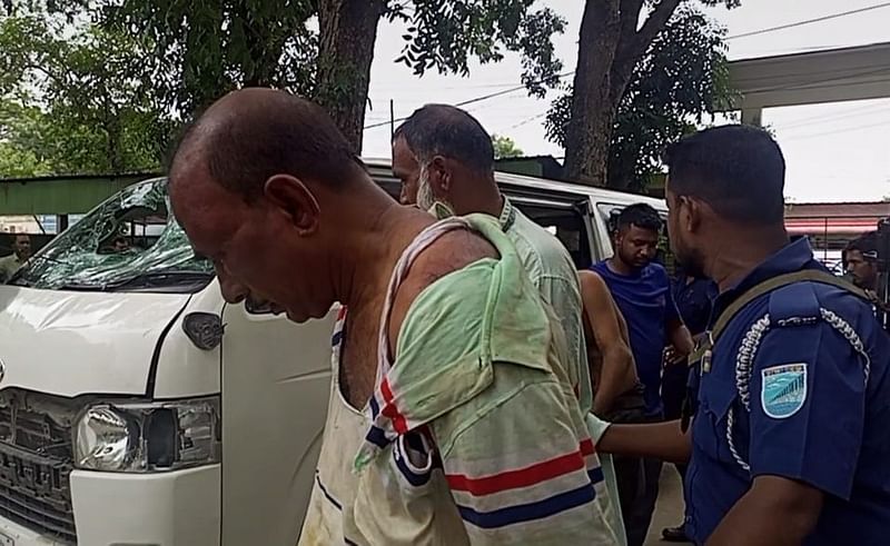 ব্যবসায়ীর চিৎকারে দুর্বৃত্তদের গাড়িটি আটক করে স্থানীয় জনতা। পরে ব্যবসায়ীকে উদ্ধারের পাশাপাশি পাঁচজনকে আটক করে পুলিশে সোপর্দ করা হয়। শনিবার সকালে মানিকগঞ্জের সিঙ্গাইর উপজেলার জামশা বাজারের কাছেছবি: সংগৃহীত
