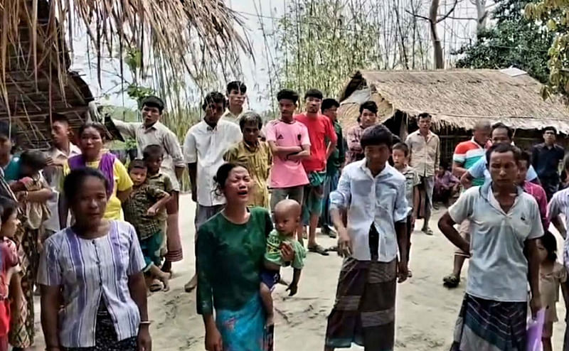 কক্সবাজারের টেকনাফের নাফ নদীতে কাঁকড়া ধরতে যাওয়া বাংলাদেশি দুই নাগরিক নিখোঁজ হন ২১ দিন আগে। এত দিনেও ফিরে না আসায় চাকমাপল্লির মানুষ উদ্বিগ্নছবি-প্রথম আলো