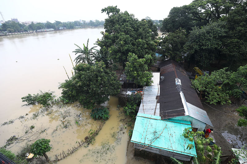 সিলেটের সুরমা নদীর পানি কমছে। প্লাবিত এলাকাগুলো থেকে নদীর পানি নামছে। নগরের কদমতলী এলাকায়ছবি: আনিস মাহমুদ