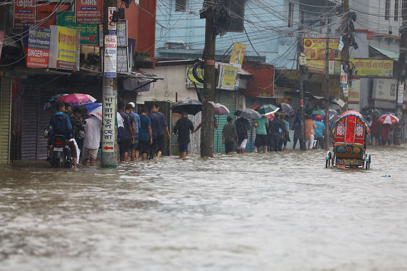 ভারী বৃষ্টির কারণে সড়কে জমেছে পানি। 