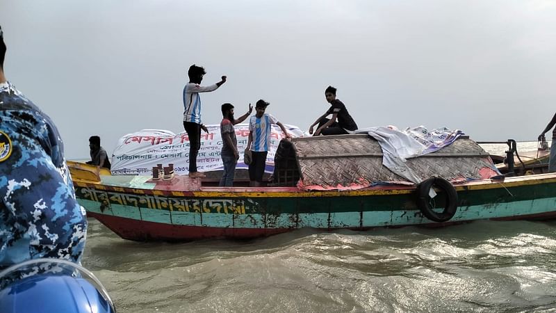 আদালতের আদেশ অমান্য করে বালু তোলায় অভিযান চালায় জেলা প্রশাসন। আজ সোমবার বিকেলে চাঁদপুরে মেঘনা নদীতেছবি: প্রথম আলো