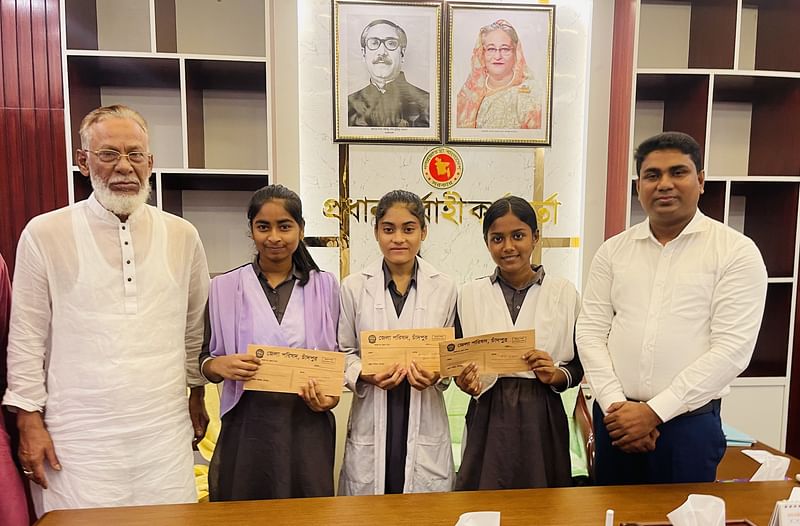 বাস্কেটবলে উচ্চতর প্রশিক্ষণে সুযোগ পাওয়া তিন নারী শিক্ষার্থীকে জেলা পরিষদের প্রণোদনা প্রদান