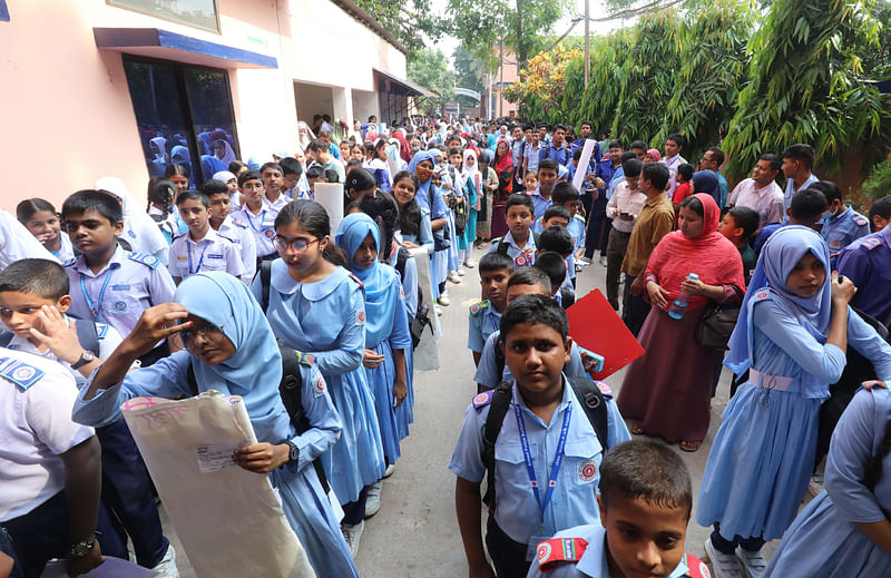 স্বাস্থ্য অলিম্পিয়াডে বগুড়া পর্বে পাঁচটি শিক্ষাপ্রতিষ্ঠানের প্রায় ৪৫০ জন শিক্ষার্থী অংশ নেয় । শুক্রবার সকালে বগুড়া পুলিশ লাইনস স্কুল ও কলেজ অডিটোরিয়ামে
