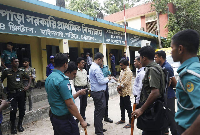 পটিয়া উপজেলা নির্বাচনে ভোটকেন্দ্রে মারামারির পর দুজনকে জরিমানা করেন ভ্রাম্যমাণ আদালত। গত বুধবার বিকেলে চৌধুরী পাড়া সরকারি প্রাথমিক বিদ্যালয় কেন্দ্রছবি প্রথম আলো