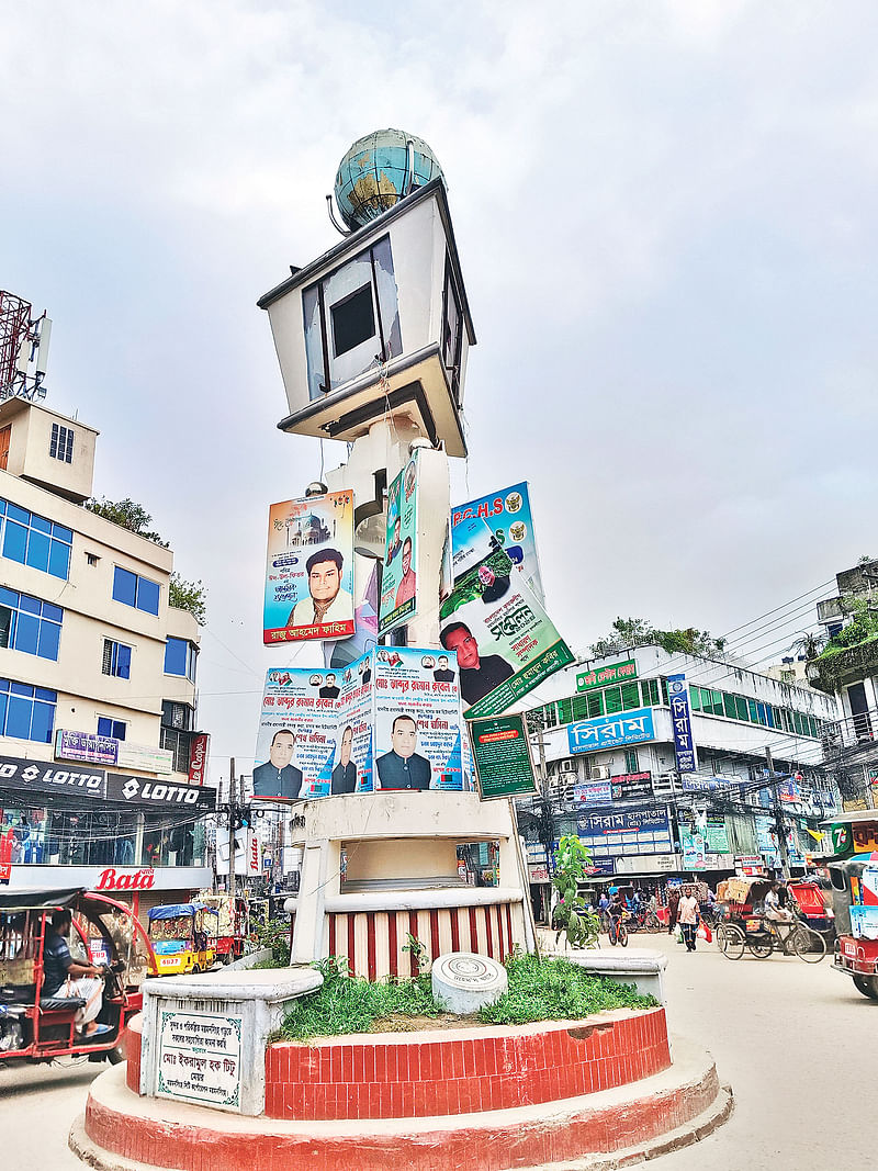 পোস্টারে মোড়ানো ময়মনসিংহ নগরীর চরপাড়া মোড়ে টাইমস স্কয়ারপ্রথম আলো