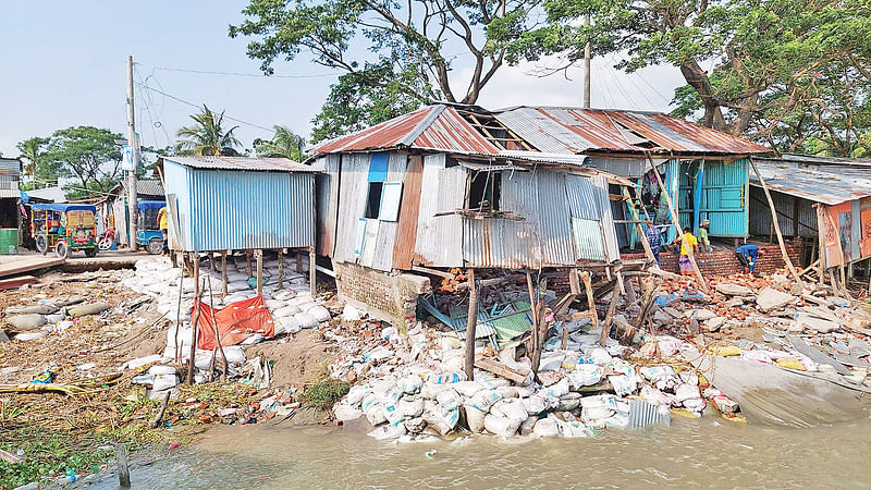 ভোলার সদর উপজেলার ভেদুরিয়া লঞ্চঘাট এলাকা তেঁতুলিয়া নদী ভাঙনের শিকার। গত শনিবারছবি: প্রথম আলো