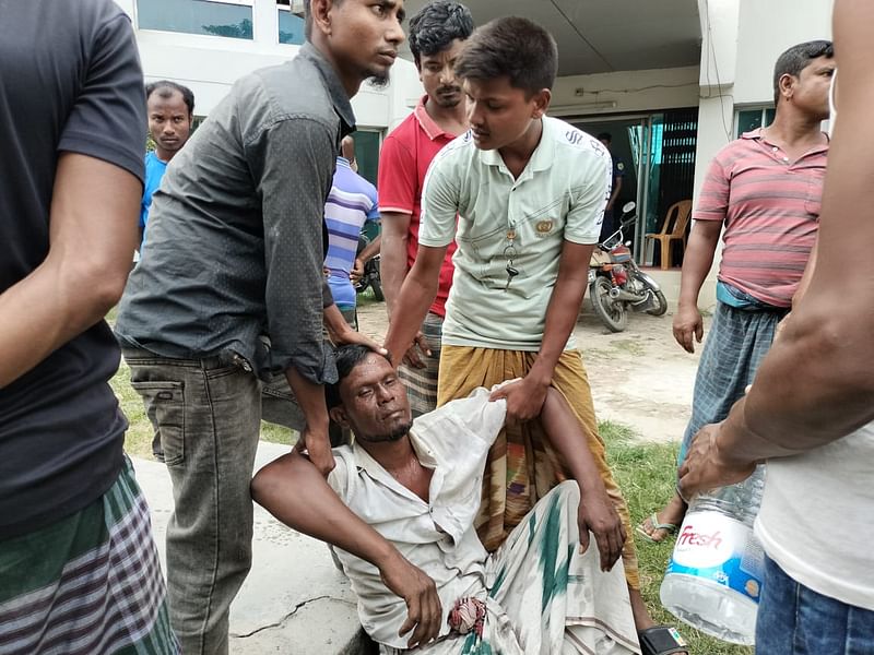 সড়ক দুর্ঘটনায় নিহত রংপুরের তারাগঞ্জের মেহেরুল ইসলামের লাশ হাইওয়ে থানা থেকে নিতে এসে মূর্ছা যান বড় ভাই বাবুল ইসলাম। স্বজনেরা তাঁর জ্ঞান ফেরানোর চেষ্টা করছিলেনছবি: প্রথম আলো