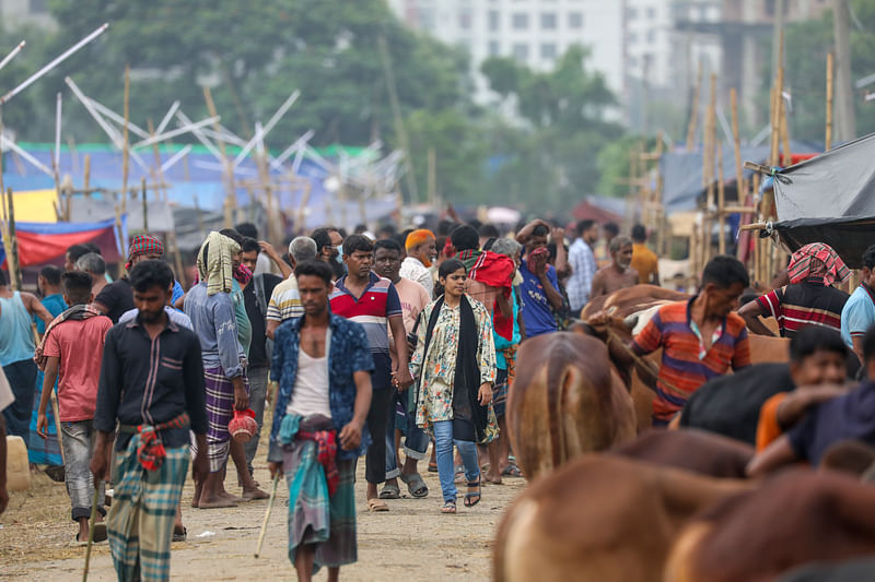 কোরবানির পশুর হাটে ক্রেতাদের ভিড় বাড়ছে।