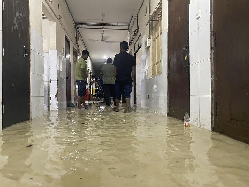 সিলেট এম এ জি ওসমানী মেডিকেল কলেজ হাসপাতালের নিচতলার কয়েকটি ওয়ার্ডে বৃষ্টির পানি প্রবেশ করেছে। আজ সোমবার সকালে তোলা।ছবি প্রথম আলো