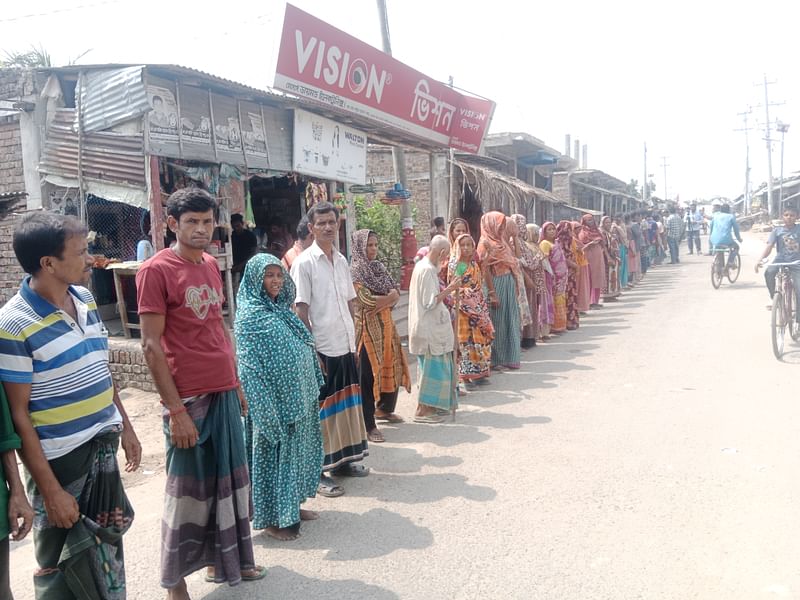 সাতক্ষীরার আশাশুনিতে প্রকৃত জেলেদের চাল না দেওয়ায় শুক্রবার মিত্র তেঁতুলিয়া বাজার সড়কে মানববন্ধন হয়েছেছবি: প্রথম আলো