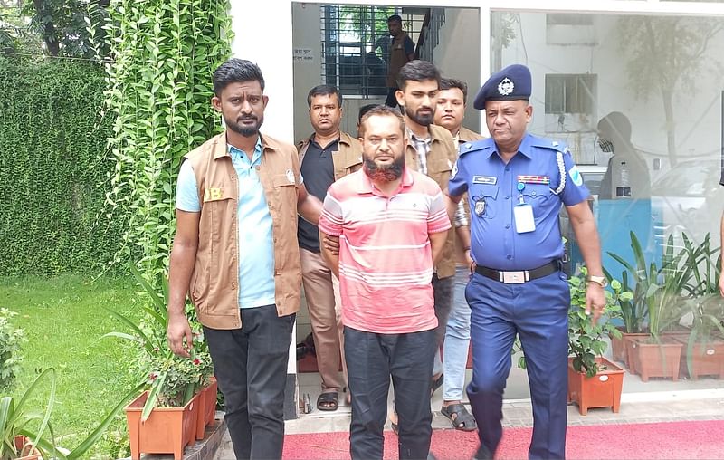 নরসিংদীতে আওয়ামী লীগ নেতা মাহাবুবুল হাসান হত্যা মামলার ২ নম্বর আসামি রাসেল মাহমুদকে কাতার বিমানবন্দর থেকে ফিরিয়ে এনে গ্রেপ্তার করেছে পুলিশছবি: প্রথম আলো