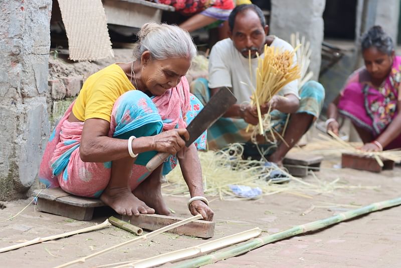 পরিবারের নানা বয়সের মানুষ এক সঙ্গে বসে কাজ করছেন