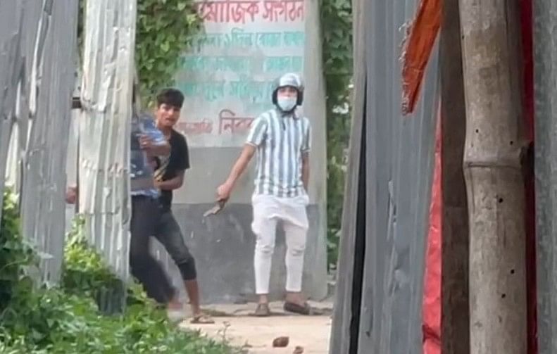 দুই পক্ষের সংঘর্ষের সময় আগ্নেয়াস্ত্র হাতে এক তরুণ। আজ বৃহস্পতিবার বিকেলে নারায়ণগঞ্জের রূপগঞ্জ উপজেলার নাওড়া এলাকায়ছবি: সংগৃহীত