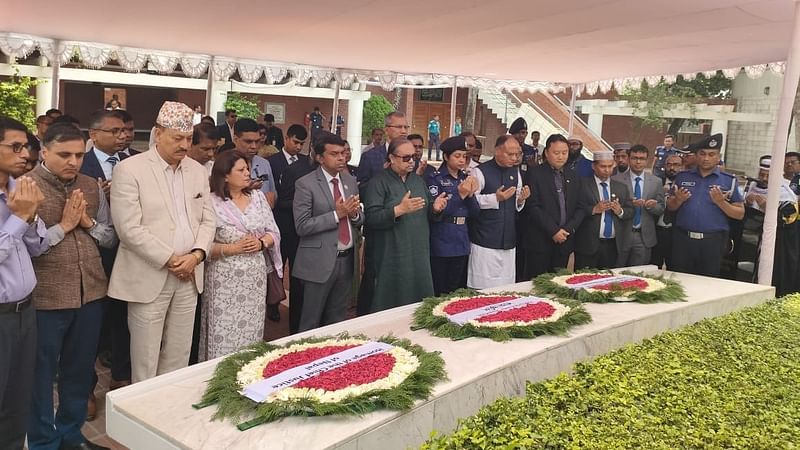 নেপাল ও ভুটানের বিচারপতিদের সঙ্গে নিয়ে বাংলাদেশের প্রধান বিচারপতি ওবায়দুল হাসান বঙ্গবন্ধুর সমাধিতে শ্রদ্ধা নিবেদন করেন। আজ শুক্রবার বেলা ১১টার দিকে গোপালগঞ্জের টুঙ্গিপাড়ায়ছবি: প্রথম আলো