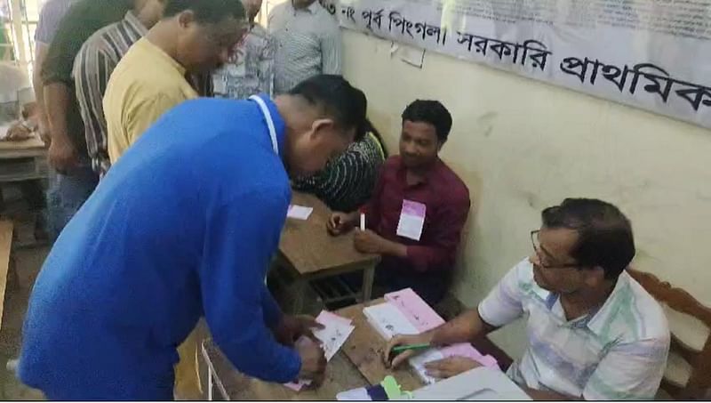 পটিয়ার স্থগিত কেন্দ্রে কাশিয়াইশ ইউপি চেয়ারম্যান আবুল কাসেমের পক্ষে তাঁর ব৵ক্তিগত সহকারী প্রকাশ্যে ব্যালটে সিল মারেন। আজ বিকেলেছবি: ভিডিও থেকে নেওয়া