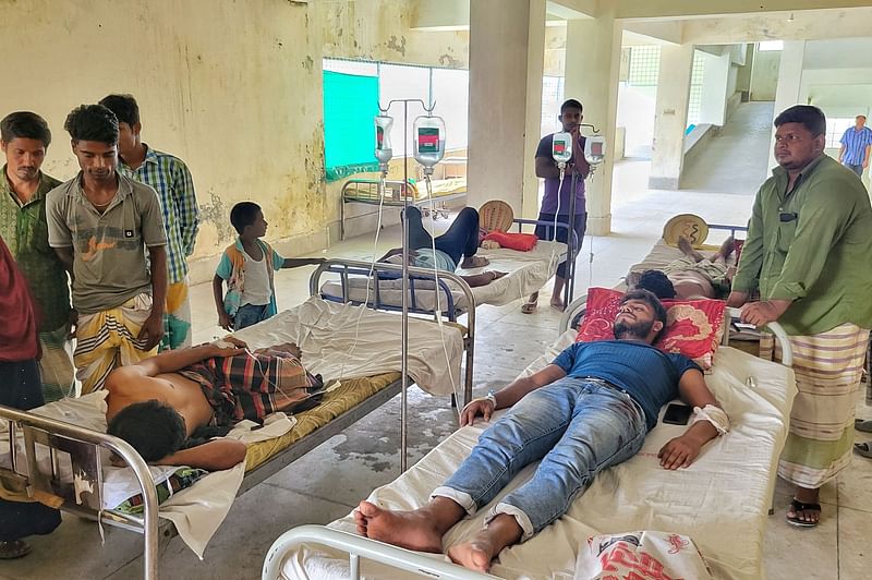 সুজানগর উপজেলা আওয়ামী লীগের দুই পক্ষের সংঘর্ষে আহত কয়েকজন হাসপাতালে চিকিৎসাধীন। শনিবার সুজানগর উপজেলা স্বাস্থ্য কমপ্লেক্সেছবি: হাসান মাহমুদ