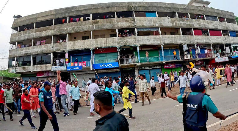 চট্টগ্রামের আনোয়ারায় বাজেটকে স্বাগত জানাতে গিয়ে আওয়ামী লীগের দুই পক্ষের মধ্যে সংঘর্ষের ঘটনা ঘটে। আজ বিকেলেছবি : প্রথম আলো