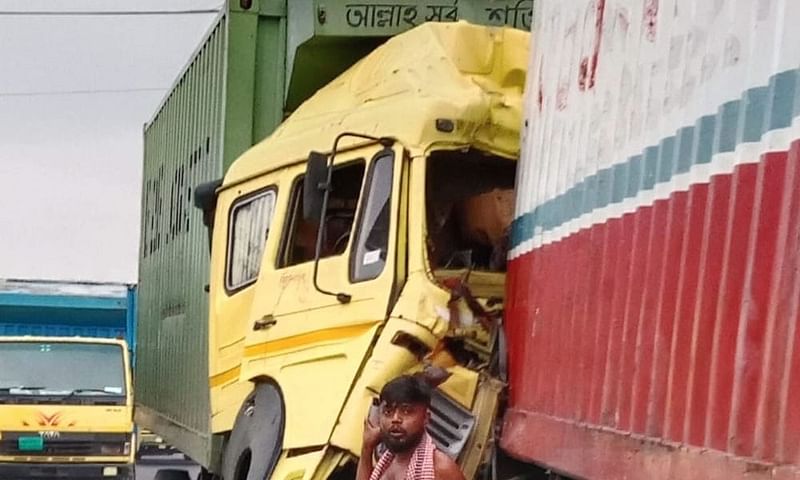 কুমিল্লার চৌদ্দগ্রামের ছুফুয়া এলাকায় সড়ক দুর্ঘটনায় কাভার্ড ভ্যানটি দুমড়েমুচড়ে যায়ছবি: প্রথম আলো