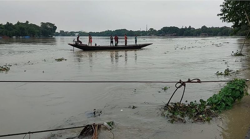 সুনামগঞ্জে বৃষ্টি ও উজানের ঢলে সুরমা নদীতে পানি বেড়েছে। আজ সোমবার সকালে শহরের ষোলঘর এলাকায়ছবি: প্রথম আলো