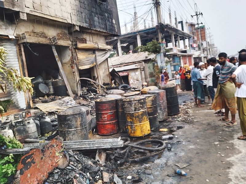 আগুনে পুড়েছে দোকানের মালামাল। রোববার বগুড়ার শেরপুর উপজেলা শহরে হাসপাতাল সড়কেছবি: প্রথম আলো