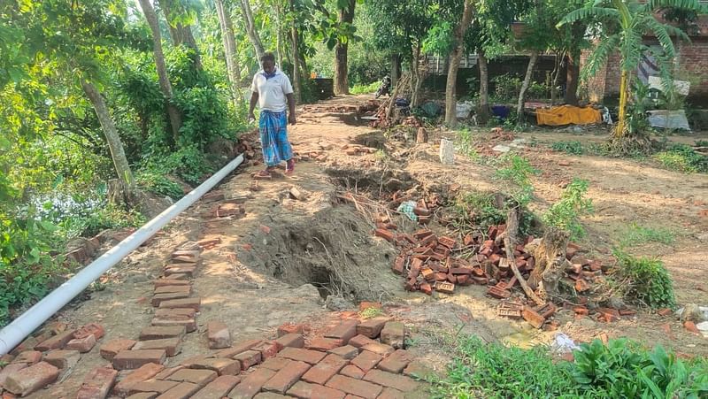 প্রতি বছর বর্ষা এলেই পাঁচ থেকে সাতবার ভাঙে সড়কটি। যাতায়াতের সুবিধার্থে প্রতি বছরই এলাকার কিছু তরুণ স্বেচ্ছাশ্রমে সড়কটি সংস্কার করেন। গত শনিবার বিকেল সাড়ে তিনটায় চট্টগ্রামের রাউজানের নোয়াপাড়া ইউনিয়নের মোকামী পাড়ায়প্রথম আলো