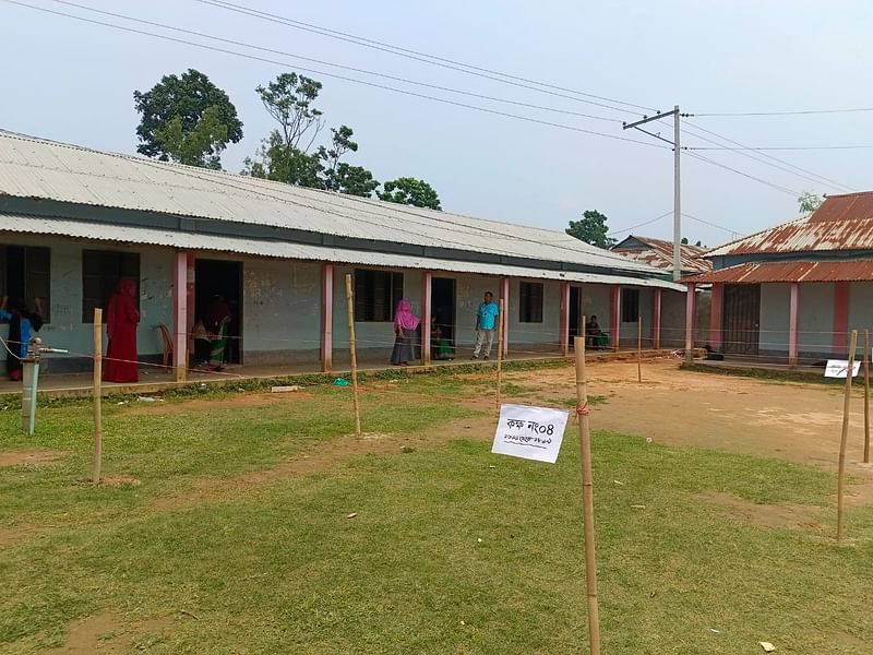 ময়মনসিংহের ভালুকা উপজেলার জামিরদিয়া সরকারি প্রাথমিক বিদ্যালয়ে ভোটারদের উপস্থিতি কম। আজ বুধবার দুপুর ১২টা ২৯ মিনিটেছবি: প্রথম আলো