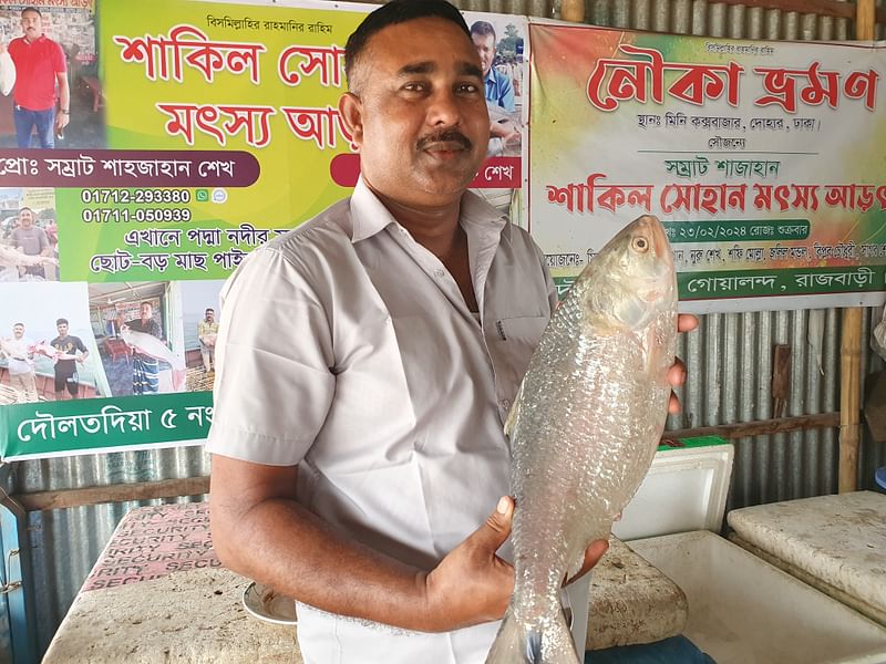 দুই কেজি ওজনের ইলিশ মাছটি সাড়ে ৮ হাজার টাকায় কিনে নেন মাছ ব্যবসায়ীছবি: প্রথম আলো