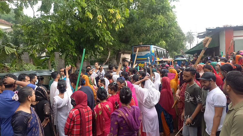 জমি নিয়ে বিরোধের জেরে হামলা করা হয় একটি পোশাক কারখানায়। এর প্রতিবাদে প্রায় দুই ঘণ্টা সড়ক অবরোধ করে বিক্ষোভ করেছেন ওই পোশাক কারখানার শ্রমিকেরা। আজ দুপুরে চট্টগ্রামের রাঙ্গুনিয়ার মরিয়মনগর চৌমুহনী-রাণীরহাট সড়কেছবি: প্রথম আলো