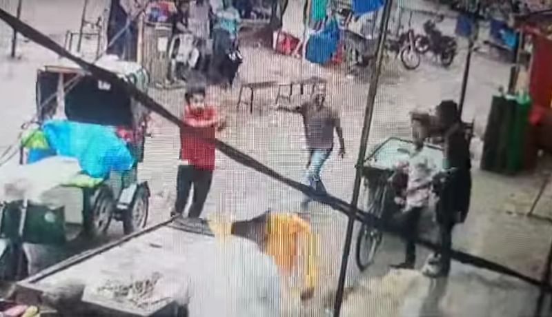 ব্যবসায়ীকে পিস্তল উঁচিয়ে গুলি করেছেন রবিউল ইসলাম ভূঁইয়া ওরফে রবি নামের এক যুবক।সিসিটিভি ফুটেজ থেকে নেওয়া ছবি