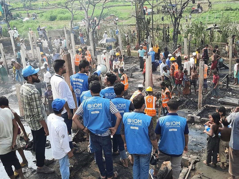 কক্সবাজারের উখিয়ার তানজিমার খোলা আশ্রয়শিবিরে অগ্নিকাণ্ডের পর উদ্ধার তৎপরতা চালাচ্ছেন বিভিন্ন সংস্থার স্বেচ্ছাসেবকেরা। গতকাল বিকেলেছবি-প্রথম আলো