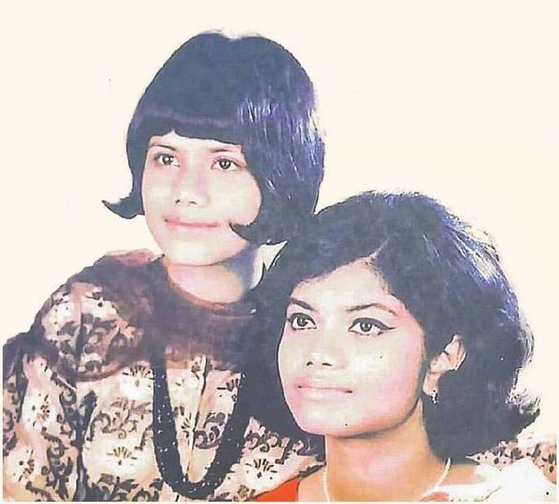 বাঁয়ে বড় বোন দিনা লায়লা, সঙ্গে রুনা লায়লা