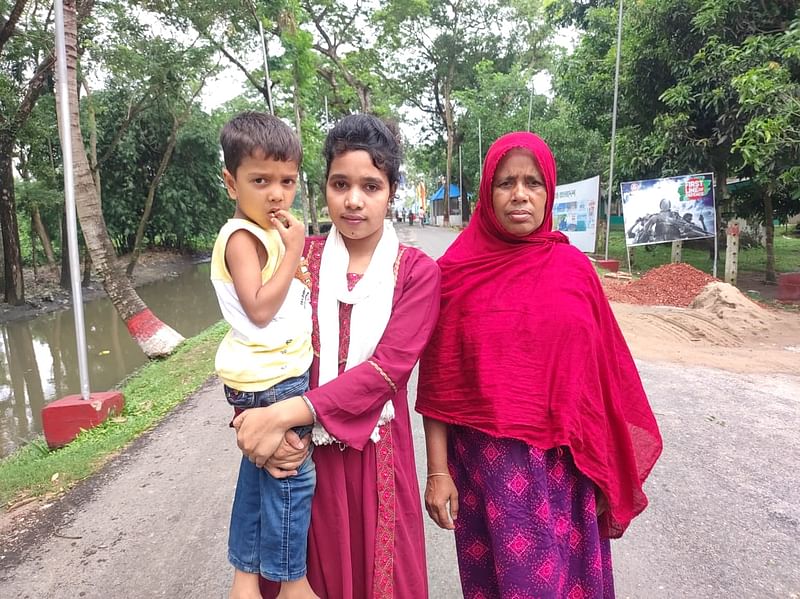 দুই বছর পর আখাউড়া সীমান্ত দিয়ে দেশে ফিরেছেন সীমা আক্তার। গতকাল দুপুরে।ছবি: প্রথম আলো