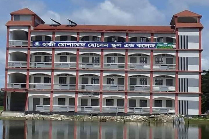 হাজী মোশাররফ হোসেন স্কুল অ্যান্ড কলেজ, সুবর্ণচর, নোয়াখালী।ছবি: প্রথম আলো