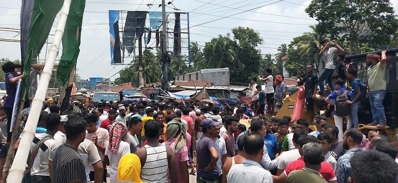 ঢাকা-বরিশাল মহাসড়কের পাশে গড়ে ওঠা অর্ধশত অবৈধ স্থাপনা উচ্ছেদের প্রতিবাদে মহাসড়কে টায়ার জ্বালিয়ে অবরোধ করেন বিক্ষুব্ধ লোকজন। আজ বুধবার বেলা ১১টার দিকে মাদারীপুরের রাজৈর উপজেলার টেকেরহাট এলাকায়ছবি: প্রথম আলো