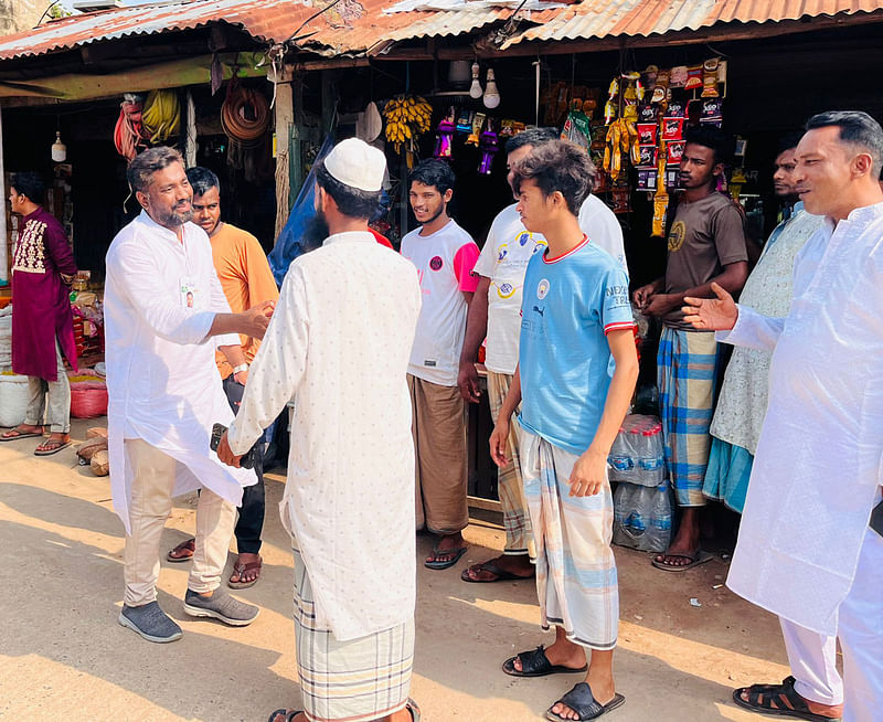 বাঁশখালীতে ভাইস চেয়ারম্যান পদে আরিফুজ্জামানের জনসংযোগ। গতকাল শুক্রবার বিকেলে খানখানাবাদ এলাকায়ছবি: প্রথম আলো